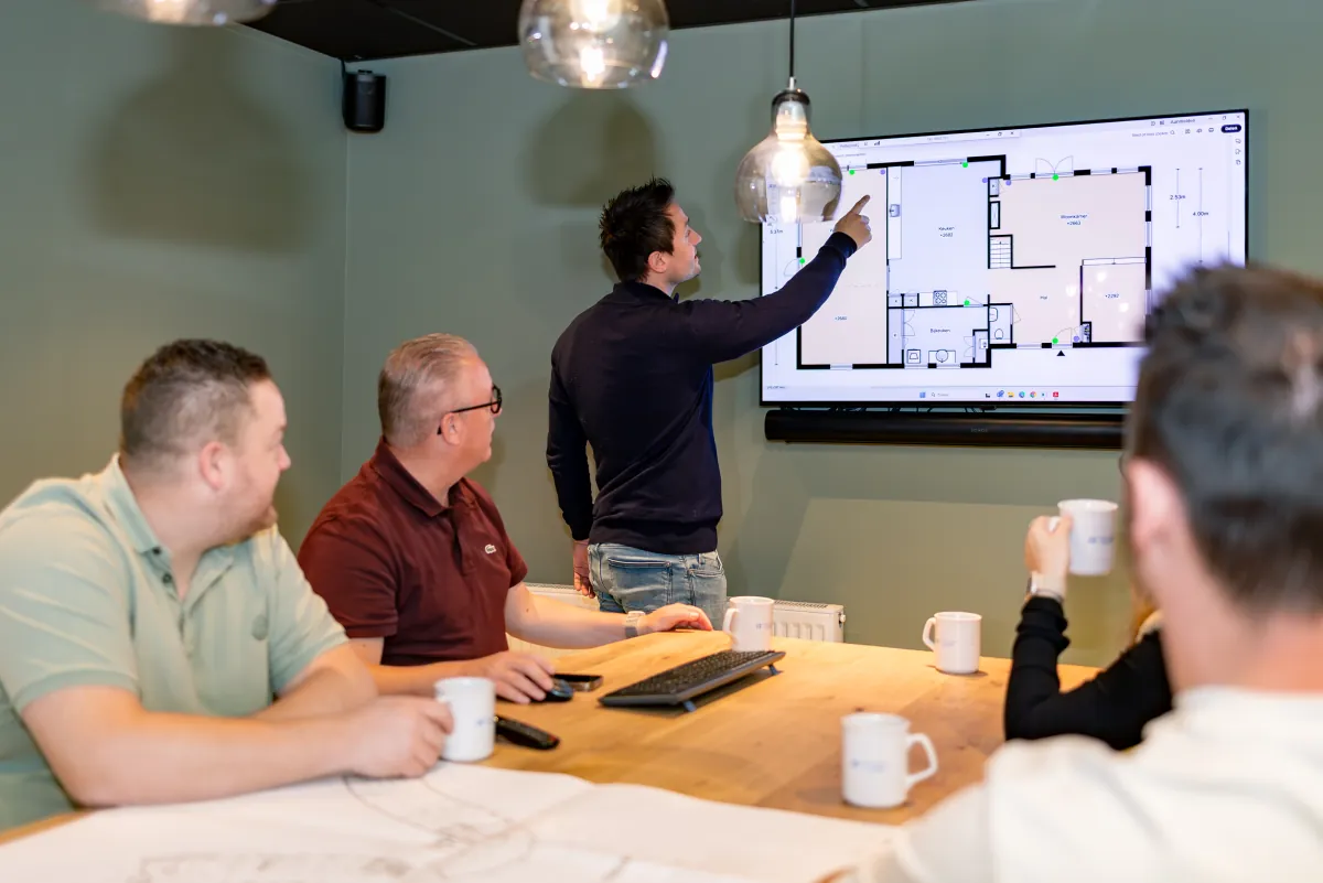 Team van Technisch Buro Wissing overlegt over een plattegrond van een elektrotechnische installatie